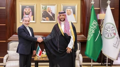 صورة وزير الدفاع يلتقي وزير الخارجية الإيراني ويستعرضان العلاقات الثنائية