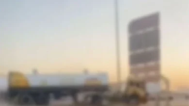 صورة المرور يباشر حادثًا لاصطدام شاحنة بمركبة متوقفة وواجهة محل تجاري بمنطقة الرياض