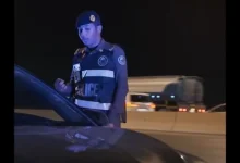 صورة منها استخدام الجوال والتظليل الكامل للمركبة.. ضبط مخالفات مرورية مؤثرة على طريق الملك فهد