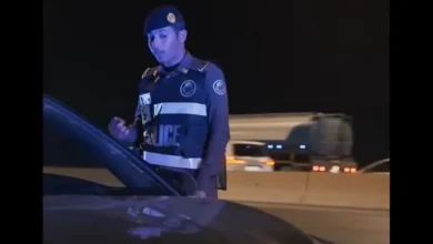 صورة منها استخدام الجوال والتظليل الكامل للمركبة.. ضبط مخالفات مرورية مؤثرة على طريق الملك فهد