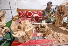 صورة “النحت على الخشب” حرفة فنية تستقطب زوار مهرجان بيت حائل 2025