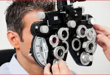 صورة فحص العين سنويا ضروري للجميع.. والعدسات اللاصقة والمكياج لا يؤثران على الشبكية