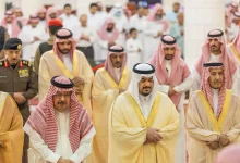 صورة نائب أمير الرياض يؤدي صلاة الميت على الأمير الوليد بن خالد بن طلال بن عبدالعزيز