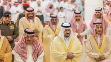 صورة نائب أمير الرياض يؤدي صلاة الميت على الأمير الوليد بن خالد بن طلال بن عبدالعزيز