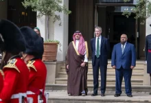 صورة الأمير عبدالعزيز بن سعود يزور ثكنات ويلينجتون العسكرية في بريطانيا