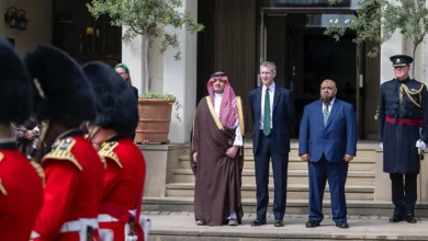 صورة الأمير عبدالعزيز بن سعود يزور ثكنات ويلينجتون العسكرية في بريطانيا