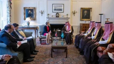 صورة وزير الداخلية يبحث مع نظيرته البريطانية في لندن سُبل تعزيز التعاون