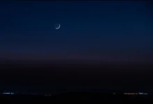 صورة اقتران هلال صفر 1447 بنجم “قلب الأسد” يزيّن سماء الحدود الشمالية
