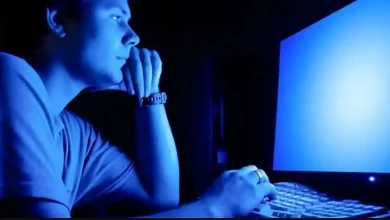 صورة تحذيرات من أضرار ضوء الشاشات الأزرق على البشرة.. كيف تتجنبها؟