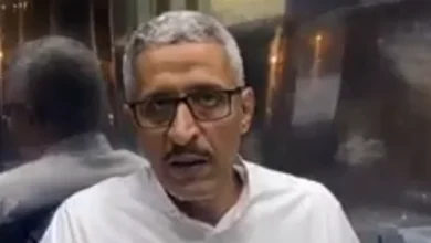صورة ورث المهنة عن والده.. بائع عسل يروي قصة 55 عاما من العمل