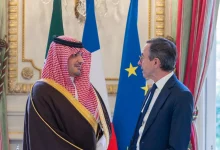 صورة وزير الداخلية يستعرض التعاون الأمني مع نظيره الفرنسي