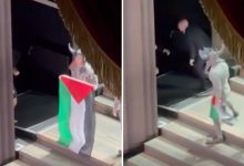 صورة فشلوا في انتزاعه منه.. فنان يرفع علم فلسطين على مسرح دار الأوبرا الملكية في بريطانيا