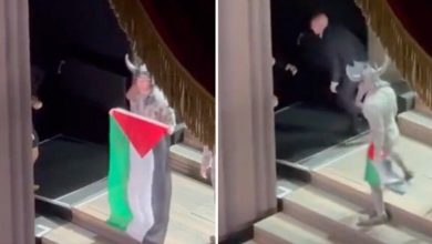 صورة فشلوا في انتزاعه منه.. فنان يرفع علم فلسطين على مسرح دار الأوبرا الملكية في بريطانيا