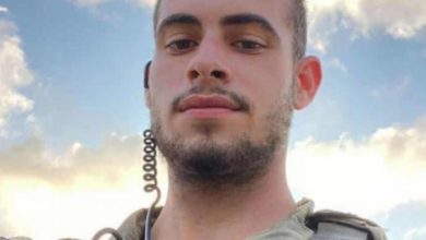 صورة الجيش الإسرائيلي يعترف بمقتل أحد عسكرييه خلال المعارك الدائرة مع المقاومة في شمال قطاع غزة..