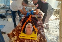 صورة إصابة مواطن في اعتداء وحشي نفذه مستعمرون على أهالي خربة أم نير جنوب الخليل