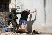صورة الاحتلال ينكّل بالمواطنين خلال توجههم إلى مخيم طولكرم لإخلاء منازلهم المهددة بالهدم
