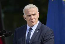 صورة لابيد يهاجم سموتريتش بسبب “المدينة الإنسانية”