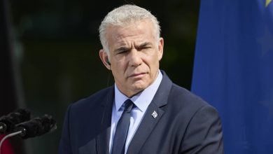 صورة لابيد يهاجم سموتريتش بسبب “المدينة الإنسانية”