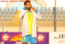 صورة مروان حمدي يعتذر لإدارة وجماهير الإسماعيلي بعد وضع تيشرت الإسماعيلي على رأسي
