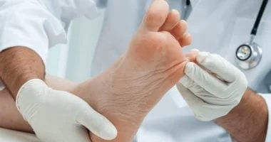 صورة أسباب التنميل في القدمين ومتى يشكل علامة خطر