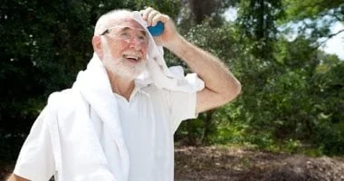 صورة أسباب تجعل كبار السن أكثر عرضة لأضرار الحرارة المرتفعة.. كيف تحميهم؟