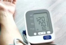 صورة لا تتكلم وأنت تقيس ضغط الدم.. 7 أخطاء شائعة تؤثر على دقة القراءة