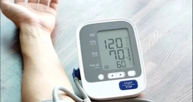 صورة لا تتكلم وأنت تقيس ضغط الدم.. 7 أخطاء شائعة تؤثر على دقة القراءة