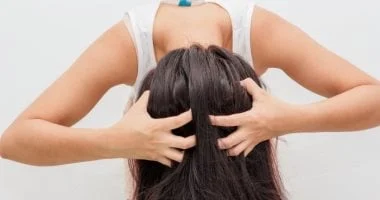 صورة أكثر من مجرد التهاب.. أسباب مرضية خطيرة تكشفها حرقة فروة الرأس الشديدة