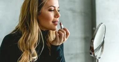 صورة دراسة تحذر: أحمر الشفاه والماسكرا قد يرفعان خطر الإصابة بالربو