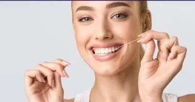 صورة ثلاث طرق طبيعية للتخلص من البقع الصفراء على الأسنان