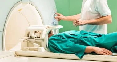 صورة وفاة أمريكي أثناء إجراء أشعة بالرنين المغناطيسي بسبب سلسلة.. ما إجراءات السلامة