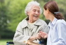 صورة العلاج بالتذكر: كيف يؤثر الحديث عن الماضي على صحة دماغ مرضى الخرف