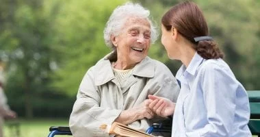 صورة العلاج بالتذكر: كيف يؤثر الحديث عن الماضي على صحة دماغ مرضى الخرف