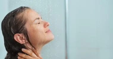 صورة نصائح مهمة لاستخدام ليفة الاستحمام بشكل فعال للعناية بالبشرة