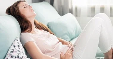 صورة عاجل: تجنبي أطعمة ومشروبات معينة للوقاية من آلام المعدة والانتفاخ أثناء الحيض
