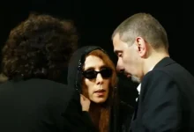 صورة نجوم ينهارون بعد وفاة أولادهم: فيروز كانت حديثهم