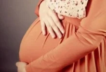 صورة مخاطر ارتداء الجينز الضيق أثناء الحمل والبدائل الآمنة 