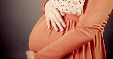 صورة مخاطر ارتداء الجينز الضيق أثناء الحمل والبدائل الآمنة 