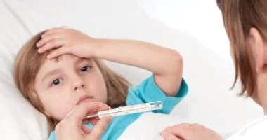 صورة هل يمكن للأطفال أن يصابوا بالتهاب الزائدة الدودية؟.. أهم العلامات والأعراض