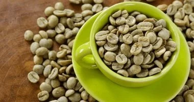 صورة مقارنة مع الحبوب المحمصة.. كيف تساهم القهوة الخضراء في فقدان الوزن؟