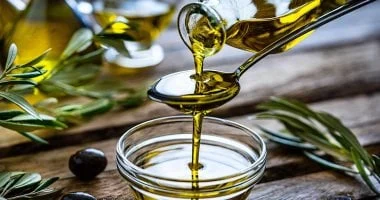 صورة احذر.. من عادات تؤدي إلى تدمير فعالية زيت الزيتون منها تسخينه