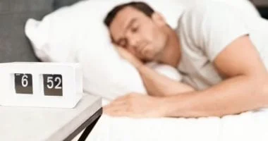 صورة سادتك تضر بصحة رقبتك وعمودك الفقري.. إليك طرق الوقاية