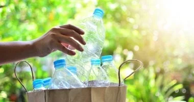 صورة دراسة تربط بين الأغطية المعدنية للزجاجات وتلوث المشروبات بالبلاستيك الدقيق