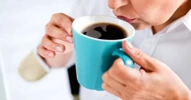 صورة خبراء يحذرون من خلط هذه الفيتامينات مع القهوة