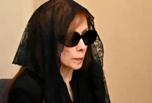 صورة السيدة فيروز تستمر في قبول العزاء في ابنها زياد الرحباني لليوم الثاني