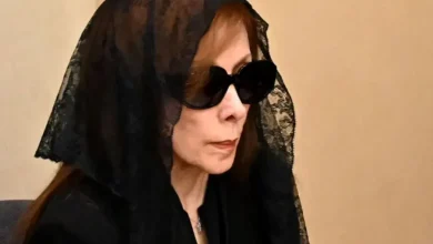 صورة السيدة فيروز تستمر في قبول العزاء في ابنها زياد الرحباني لليوم الثاني