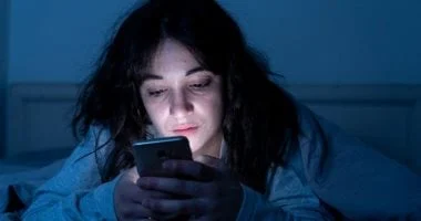 صورة كيف يساهم استخدام الموبايل في تدهور صحتك النفسية وكيفية حماية نفسك؟