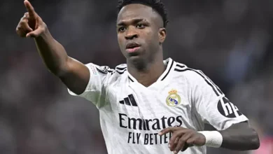 صورة رغم تجميد مفاوضات التجديد.. فينيسيوس يصر على البقاء في ريال مدريد