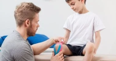 صورة تحسن حالة الطفل الذي شارك في تجربة فريدة من نوعها لعلاج مرض نادر