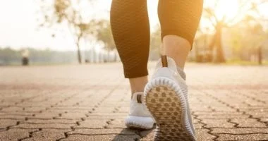 صورة هل من الأفضل المشي صباحًا أم مساءً لتحقيق أقصى استفادة؟